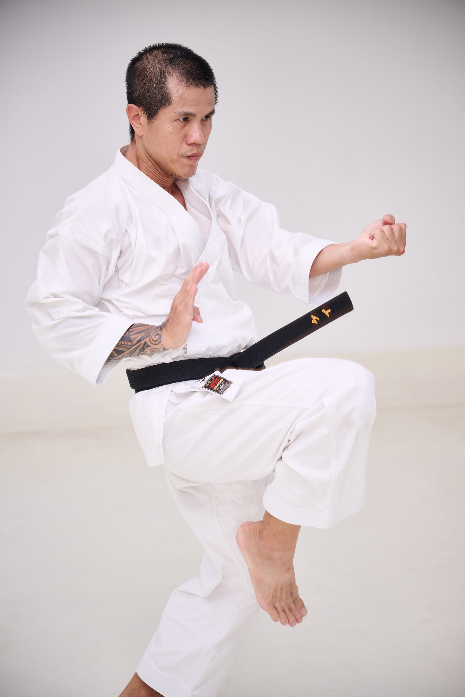 Knee raise, rooted and ready